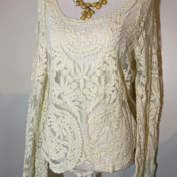 Beautiful vintage pattern blouse size Medium - Picture 3 of 7